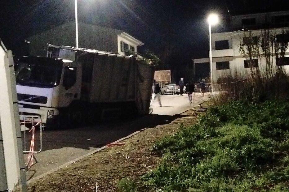 Camião imobilizado numa cratera em Gaia