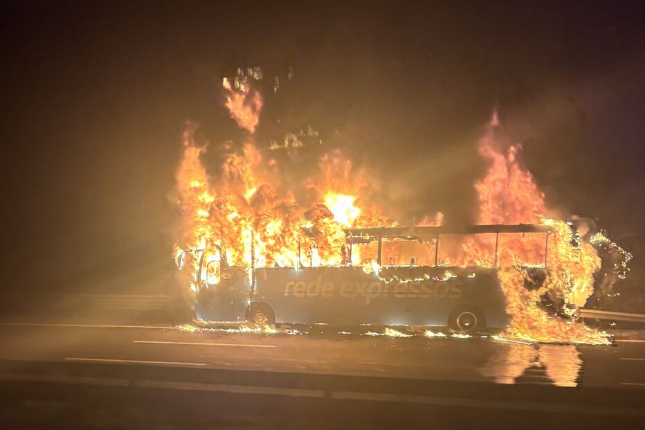 Autocarro em chamas na A2