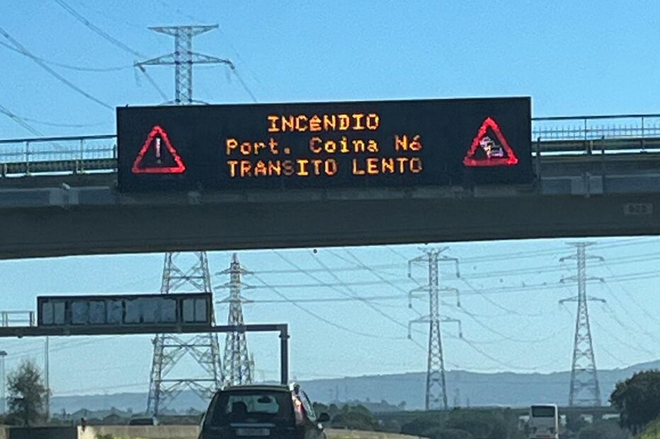 Incêndio na A2 perto do IC21 causa trânsito lento; bombeiros combatem as chamas