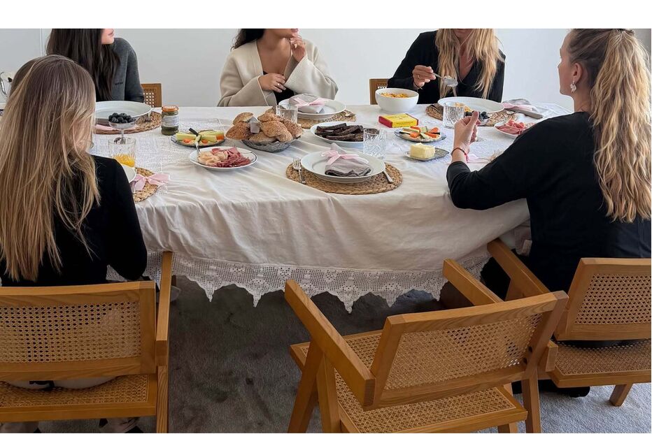 Amigas celebram gravidez de mulher de Hjulmand num baby shower. Inês Aguiar e Nathalie Mengesha presentes