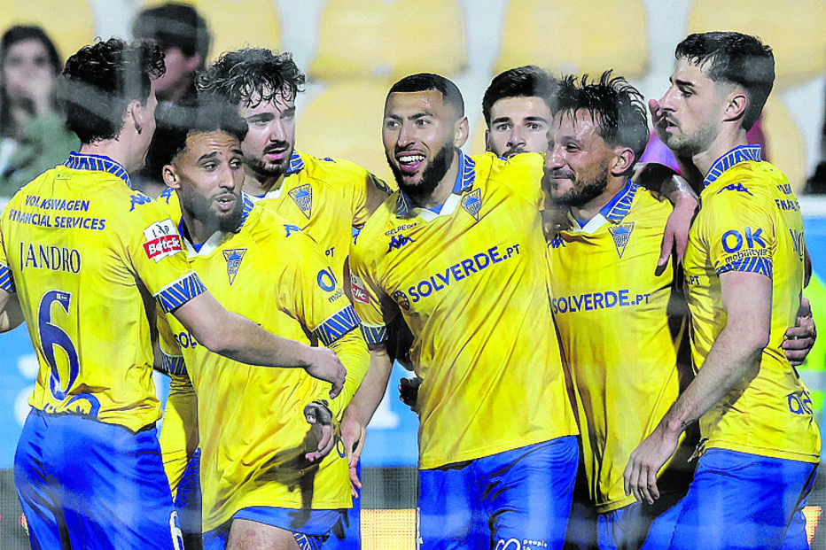 Begraoui (ao centro) bisou e leva 17 golos na Liga