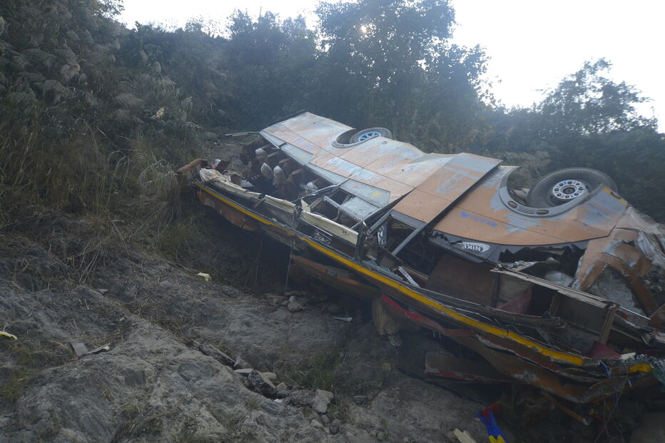 Pelo menos 19 mortos em acidente de autocarro com turistas no Nepal