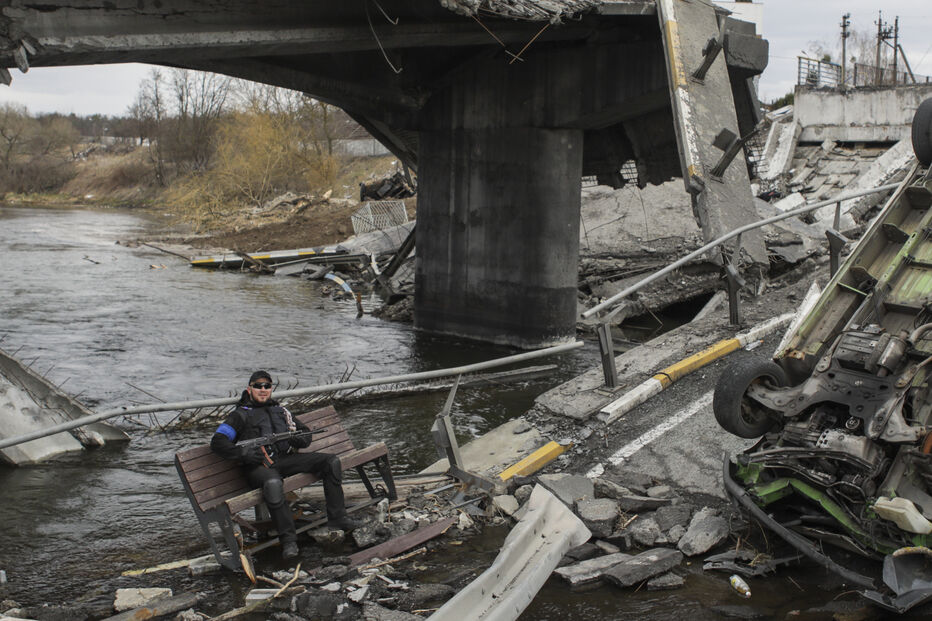 Um homem armado numa ponte destruída na Ucrânia