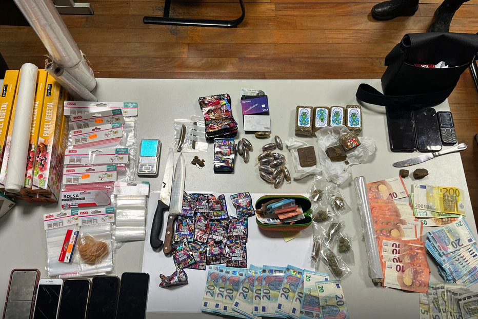 A Polícia apreende dinheiro, droga e telemóveis numa operação