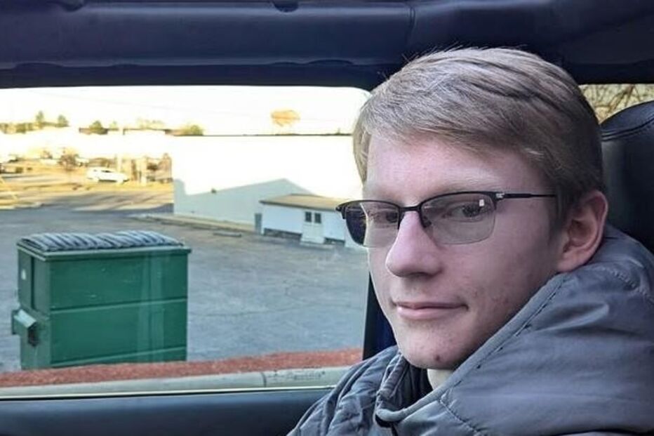 Jovem obcecado por Epstein tenta invadir casa de Trump