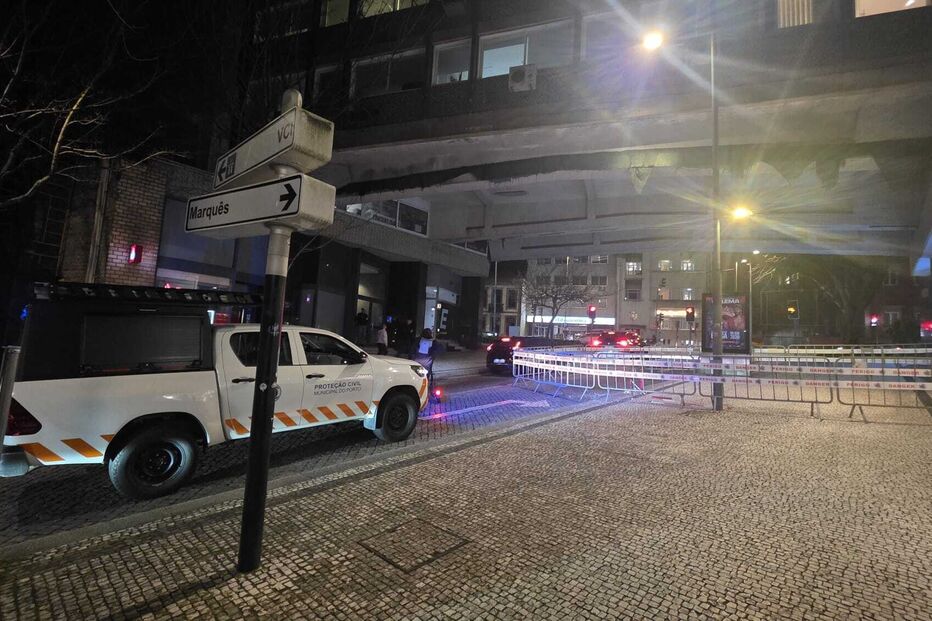 Prédio de cinco andares alvo de vistoria devido a fissura na fachada no Porto