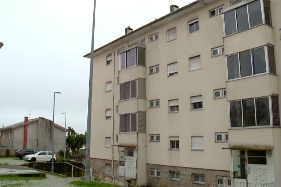 Idoso vive sozinho e acamado. Amiga de família leva comida todos os dias ao homem de 83 anos