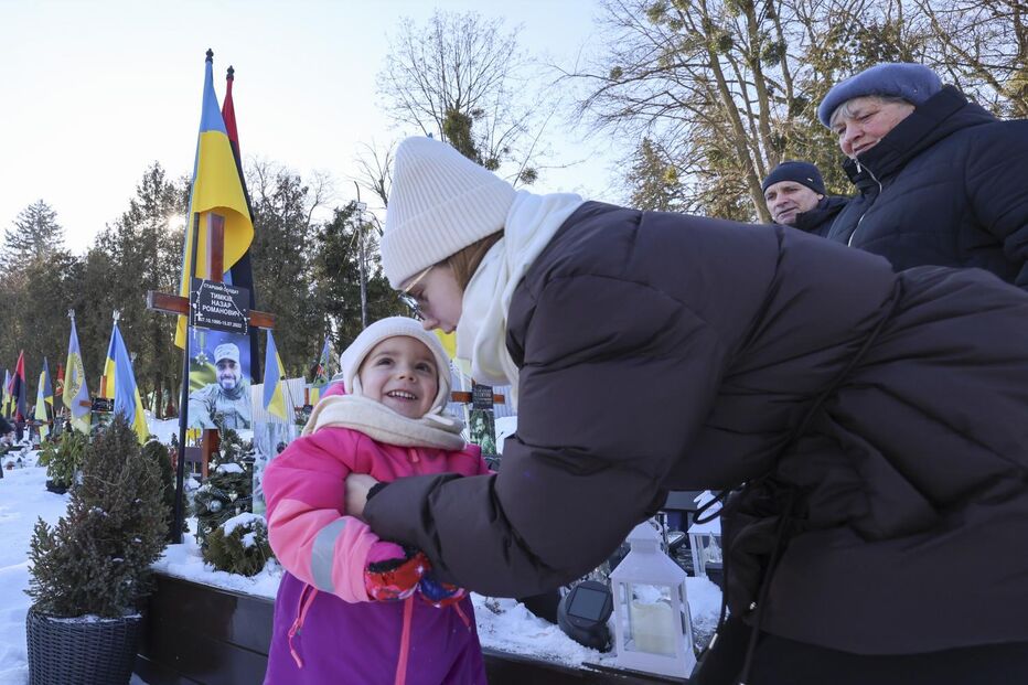 Milena com a mãe, Veronika, junto à campa do pai no cemitério de Lviv