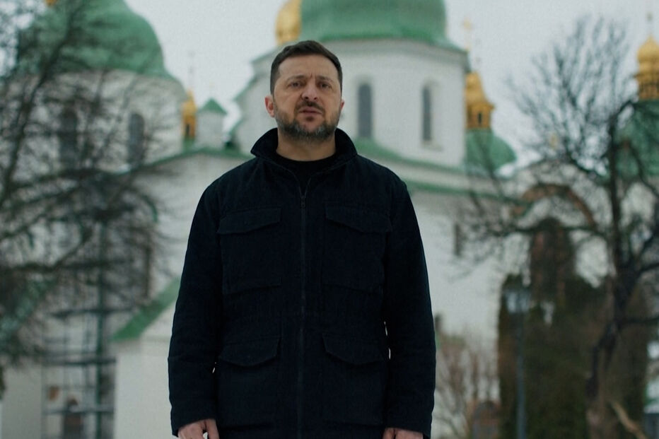 Volodymyr Zelenskyy discursa com a Catedral de Santa Sofia, em Kyiv, como pano de fundo