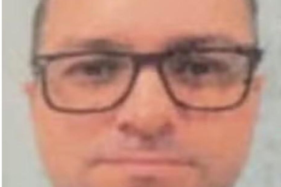 Homem de óculos e farda militar