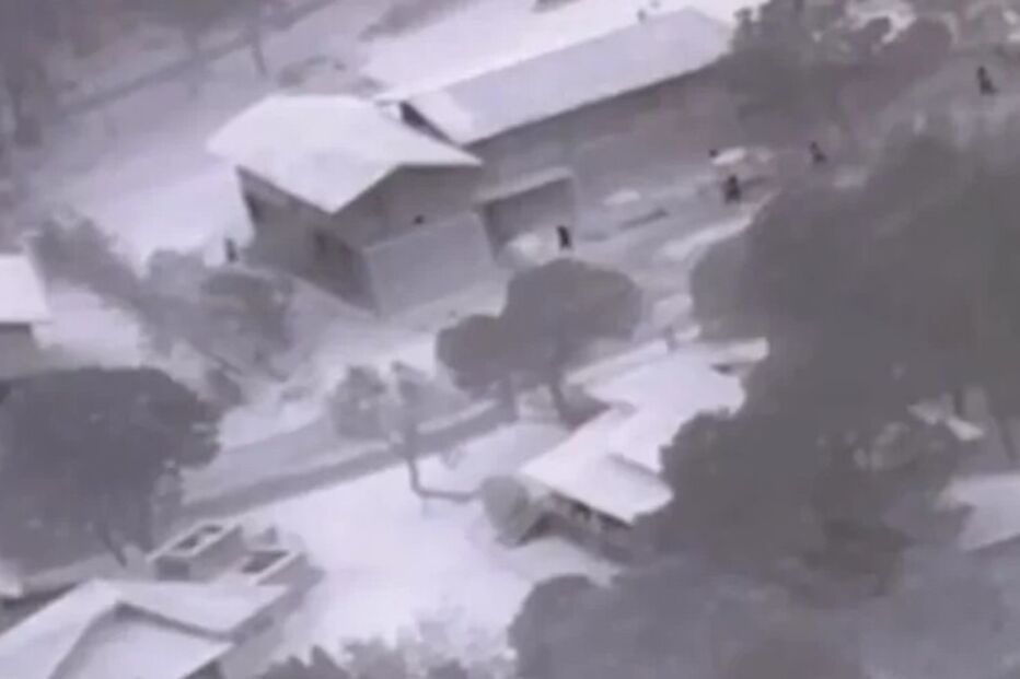 Visão aérea de casas com pessoas a circular na zona