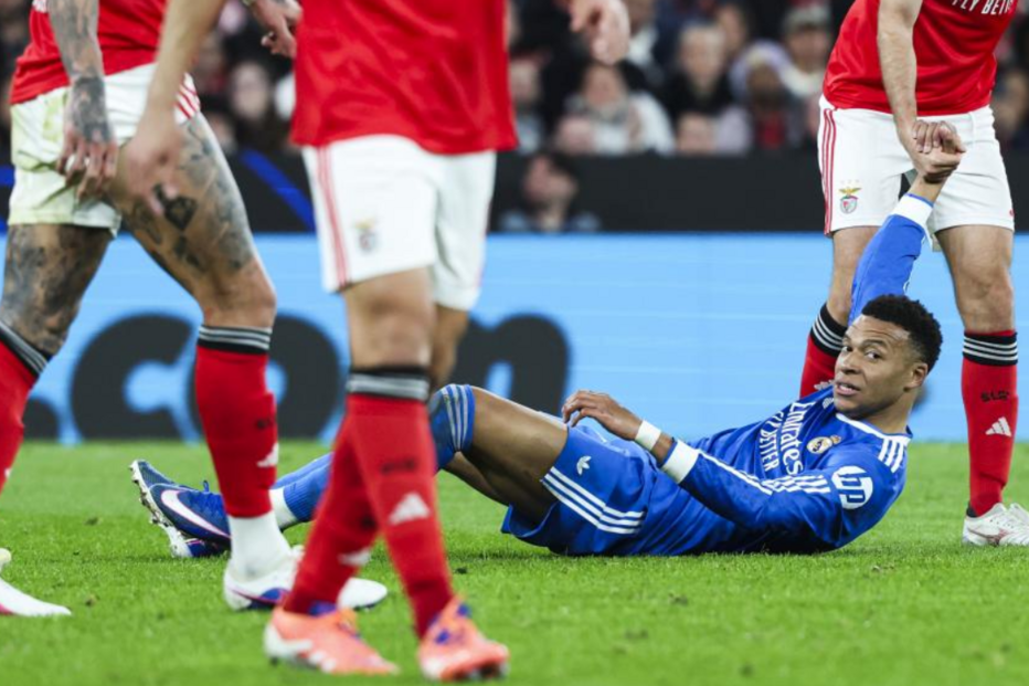 Mbappé é levantado por um jogador do Benfica durante o jogo no Estádio da Luz