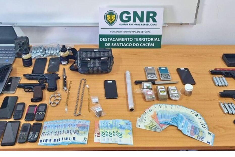 GNR apreende armas, dinheiro e material relacionado com tráfico em Santiago do Cacém