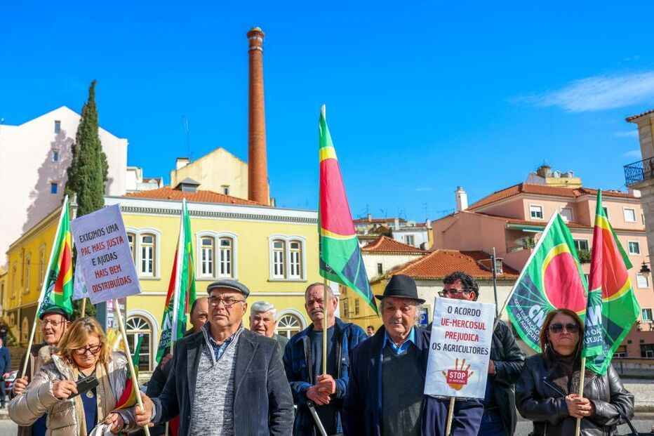 Meia centena de agricultores concentram-se em frente à Assembleia da República