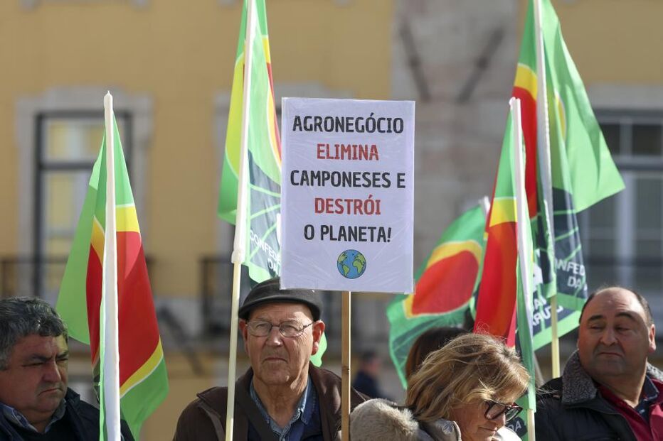 Meia centena de agricultores concentram-se em frente à Assembleia da República