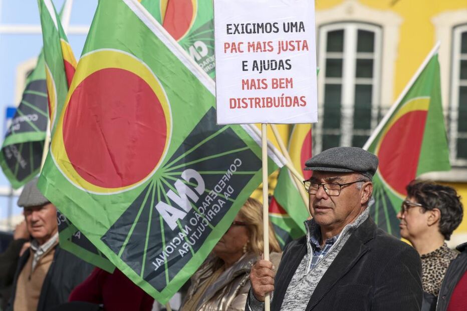 Meia centena de agricultores concentram-se em frente à Assembleia da República