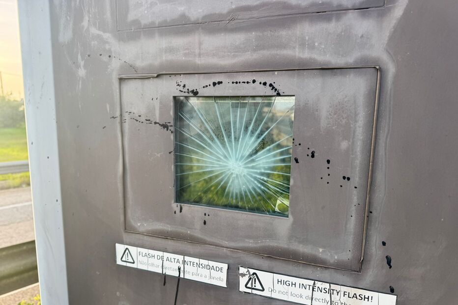 Vidro blindado ficou danificado
