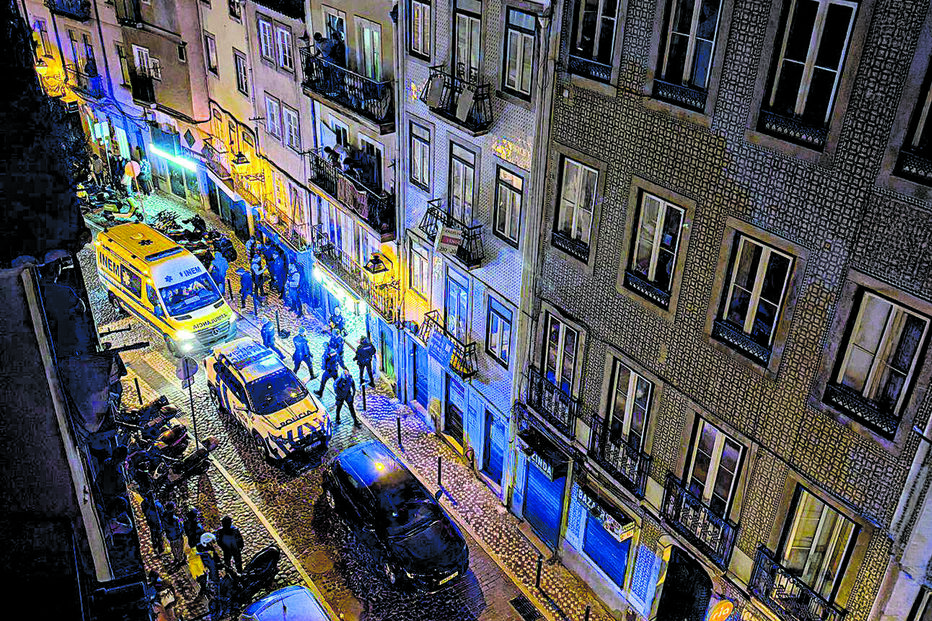 Autoridades policiais compareceram em força no local