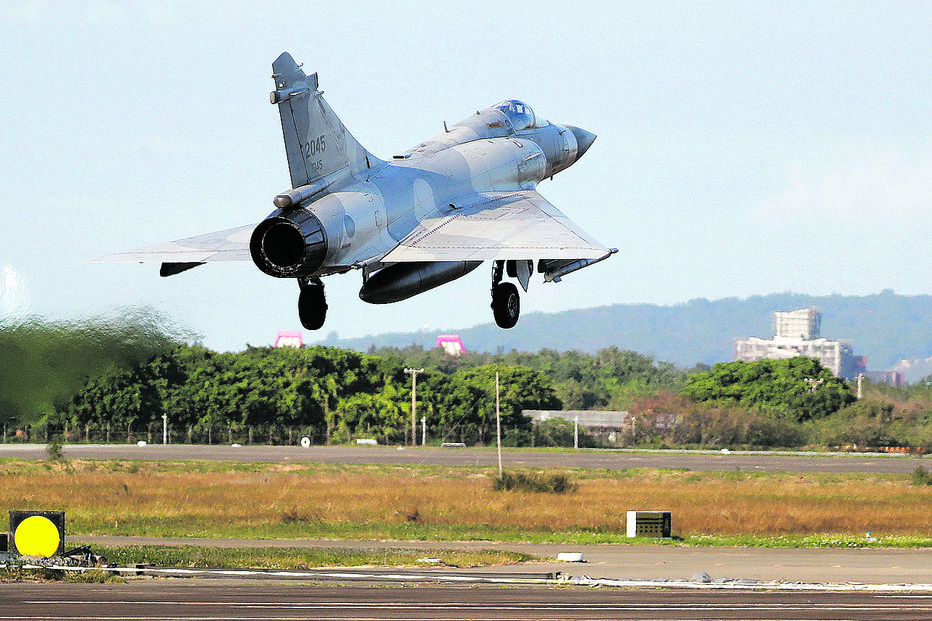 Caça taiwanês descola para voo de proteção: a ilha usa trunfo da produção de chips para compensar a vulnerabilidade geográfica 