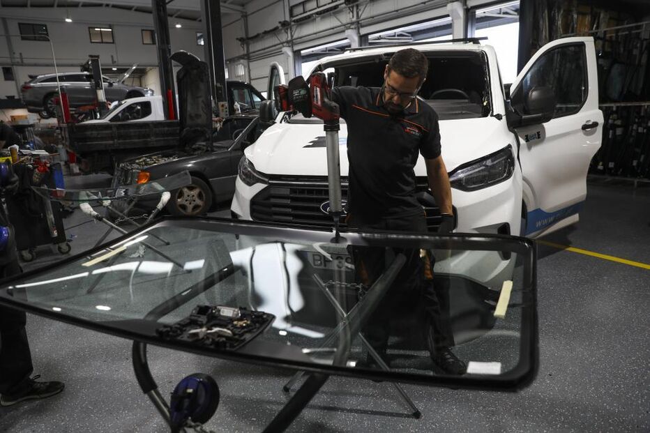 Oficinas de bate-chapas e de vidros sem mãos a medir em Leiria 