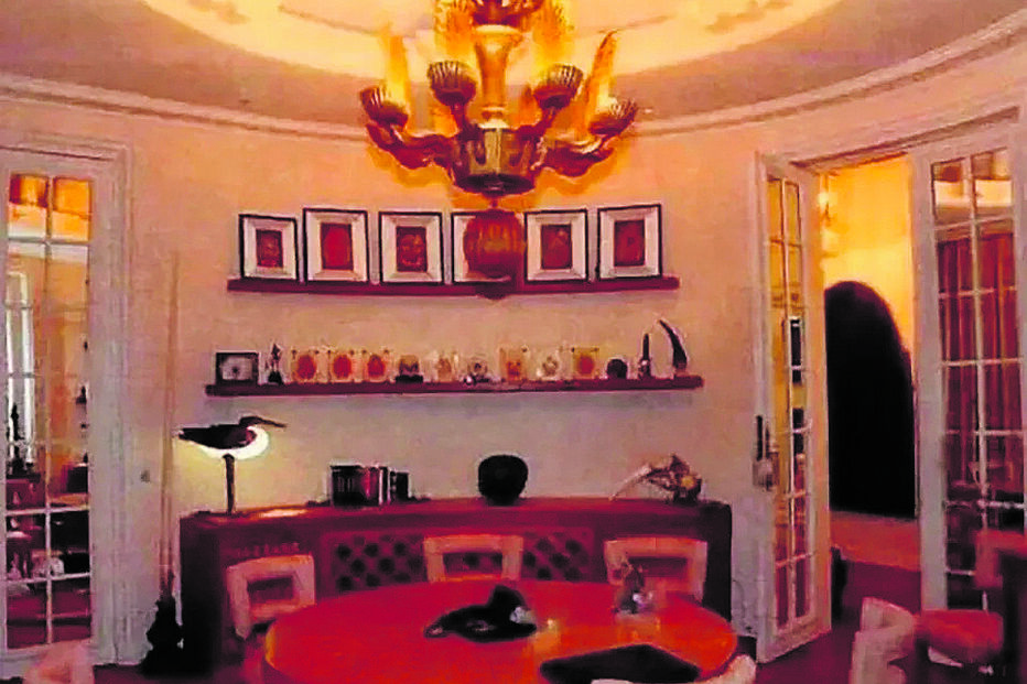 Fotos da investigação: animais embalsamados serviam de decoração no apartamento de luxo que Jeffrey Epstein tinha no centro de Paris 