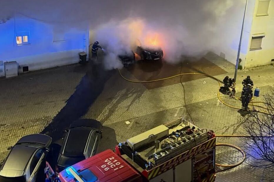 Incêndio consome três carros durante a madrugada na zona da Ajuda