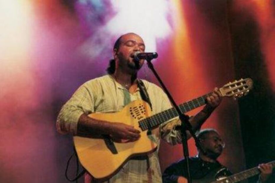 Paulo Flores atua no Porto e Lisboa. A música é um cartão de visita para Angola.
