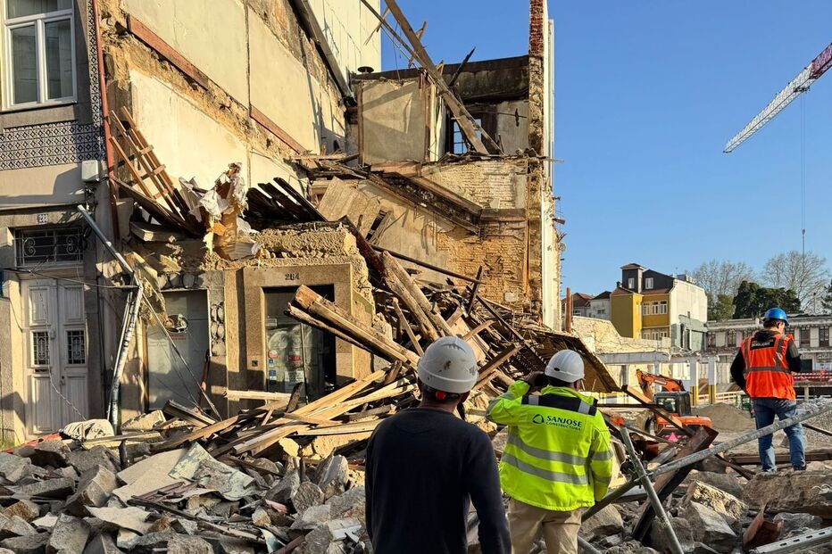 Queda de fachada de prédio no Porto corta Rua do Bonfim
