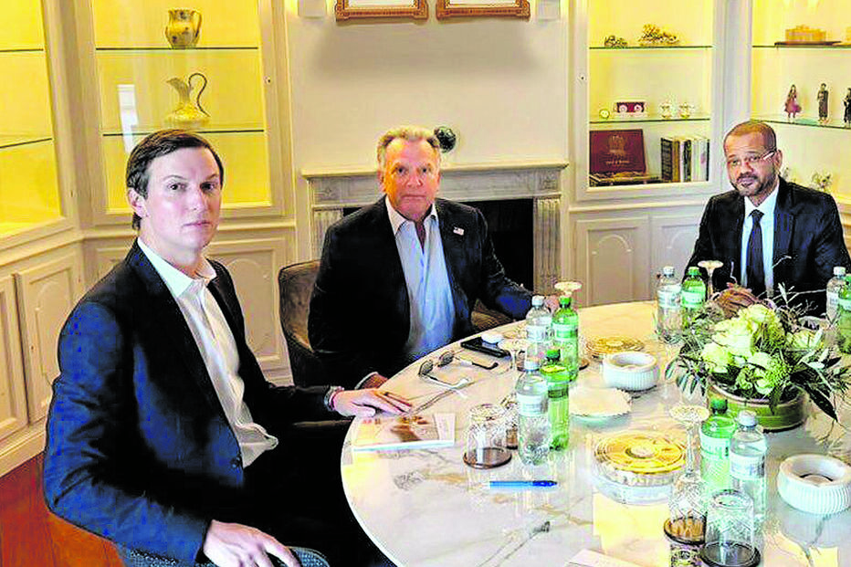 Jared Kushner e Steve Witkoff com o MNE de Omã, Sayyid Badr bin Hamad Al Busaidi, que mediou as negociações