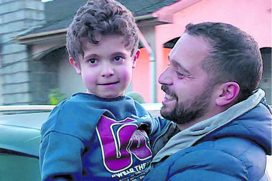 Rodrigo ao colo do pai, João Guerra: família de Amares vive situação dramática