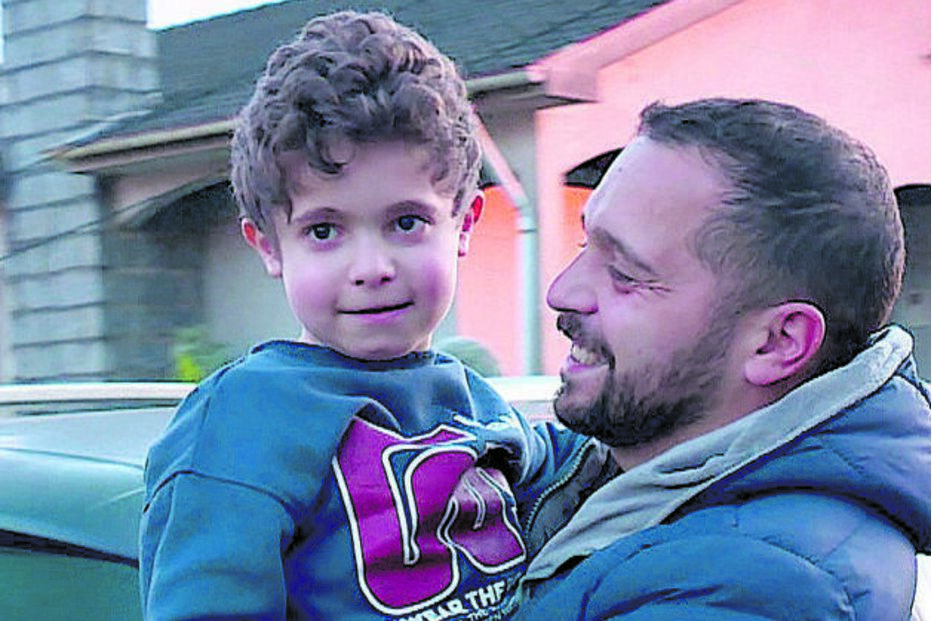 Rodrigo ao colo do pai, João Guerra: família de Amares vive situação dramática