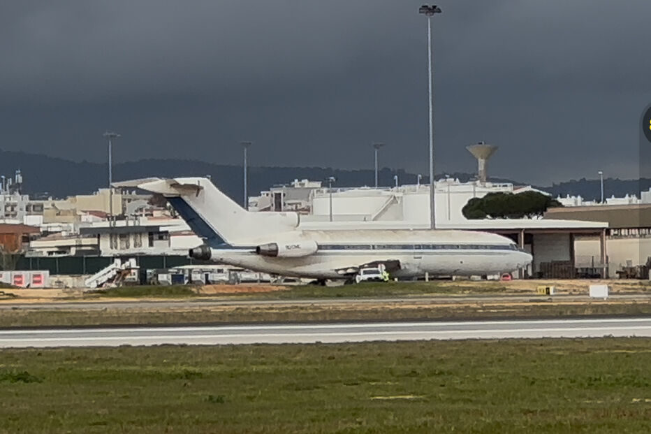 Avião abandonado em Faro 