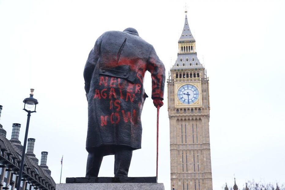 Estátua de Churchill vandalizada em Londres com mensagem 