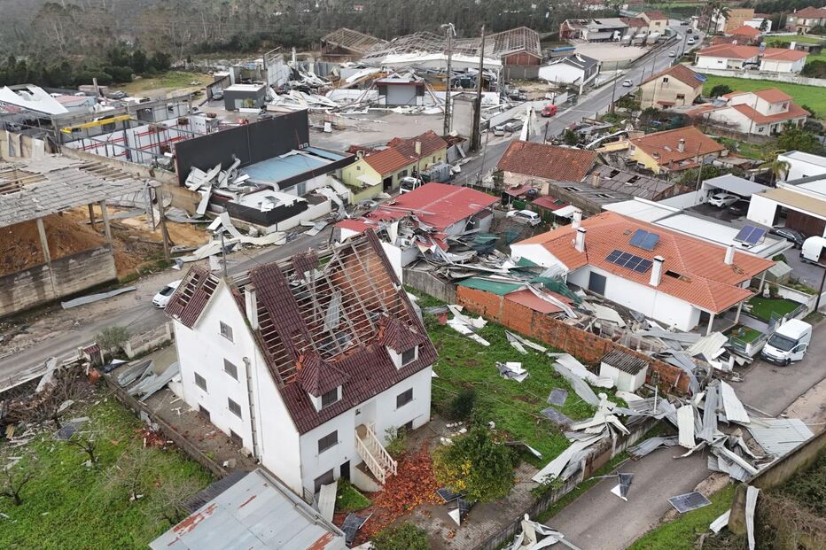 Após tempestade, vista aérea revela destruição em edifícios e casas