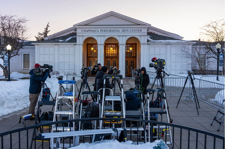 Equipa de reportagem em frente ao Chappaqua Performing Arts Center