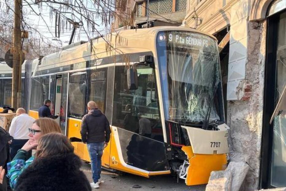 Descarrilamento de elétrico em Milão