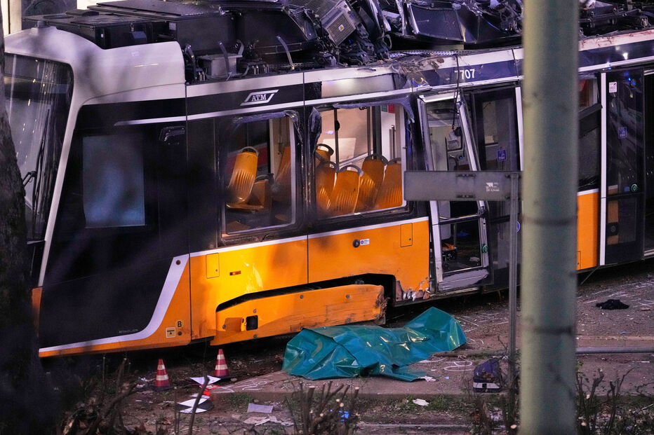 Descarrilamento de elétrico em Milão