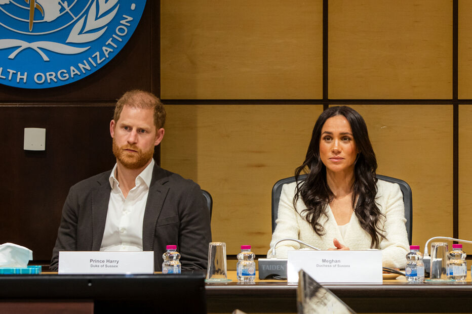 Harry e Meghan geram tensão na realeza com visita à embaixada