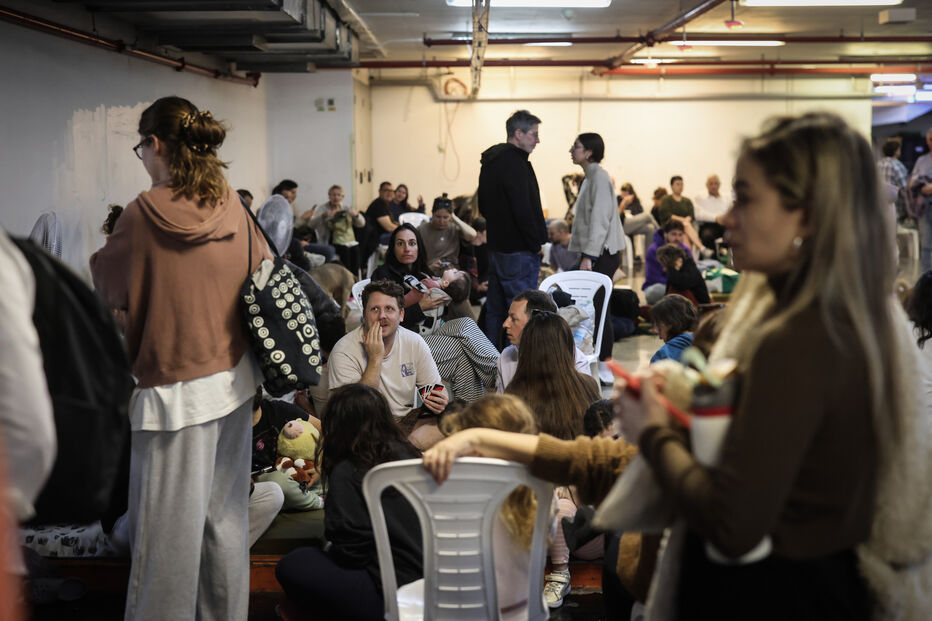 Pessoas refugiam-se num estacionamento subterrâneo após alarmes de mísseis vindos do Irão.