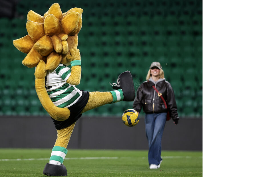 Sydney Sweeney visita Alvalade com Leo Woodall e Matthew Goode para ver Sporting-Estoril