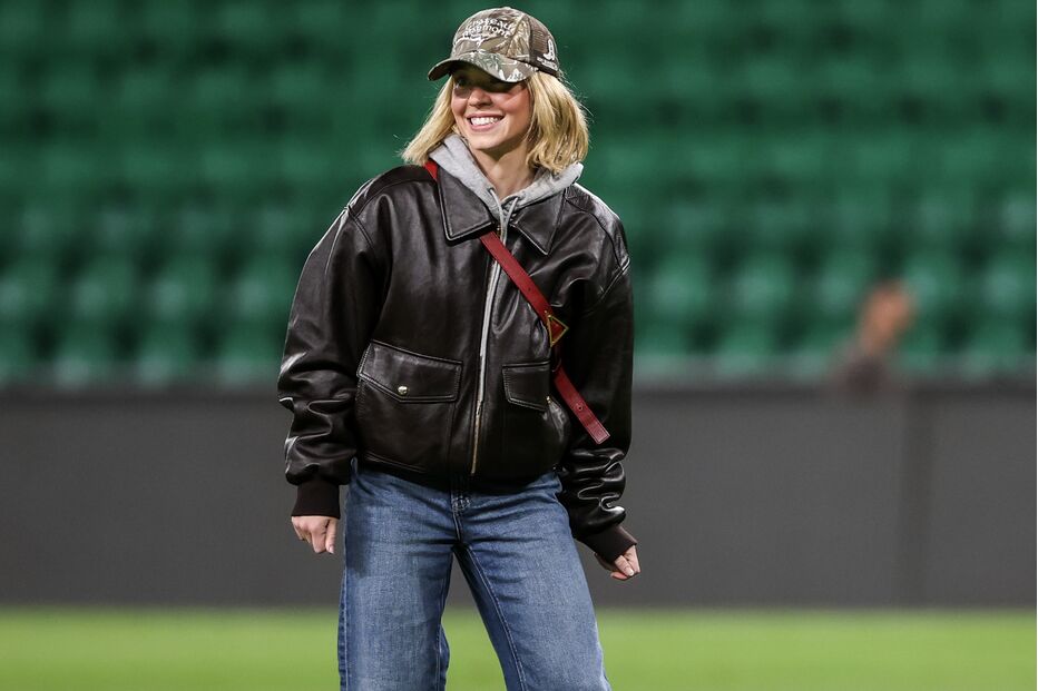 Sydney Sweeney visita Alvalade para ver o Sporting, acompanhada por Leo Woodall e Matthew Goode.
