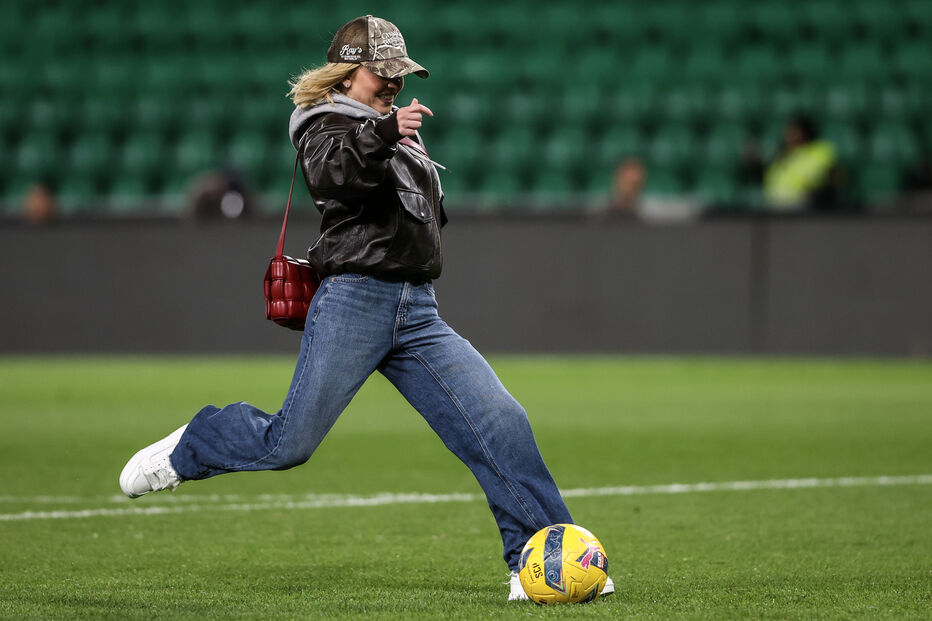 Sydney Sweeney visita Alvalade para ver Sporting-Estoril com Leo Woodall e Matthew Goode