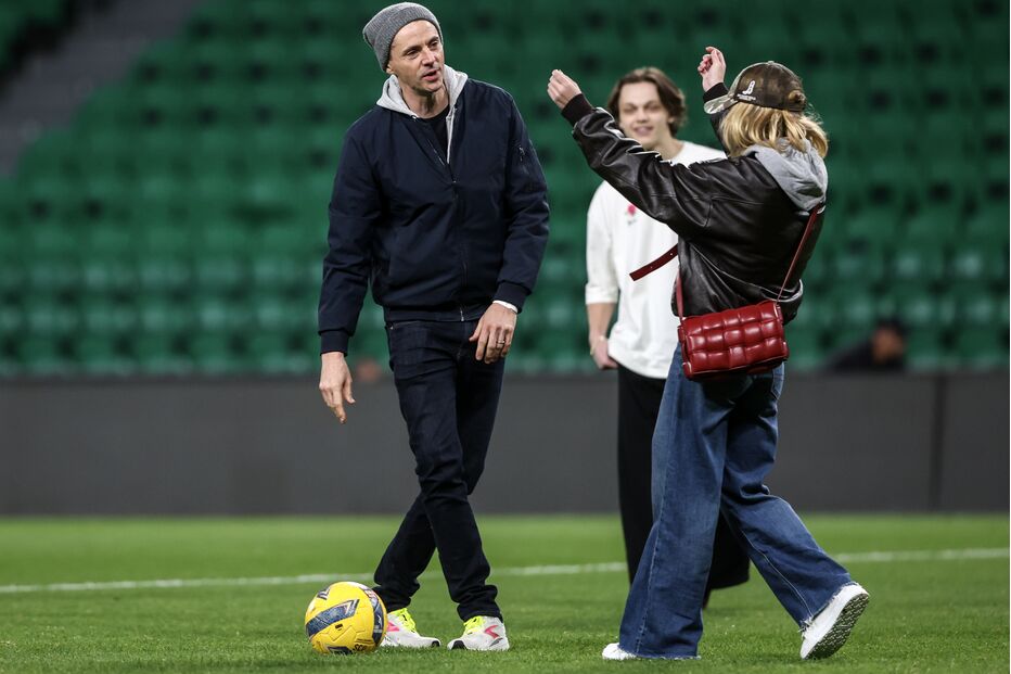 Sydney Sweeney visita Alvalade com Leo Woodall e Matthew Goode no Sporting-Estoril
