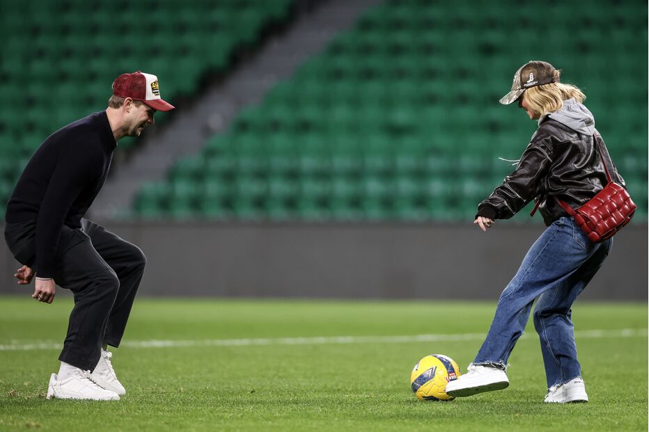 Sydney Sweeney, Leo Woodall e Matthew Goode em Alvalade para ver o Sporting.
