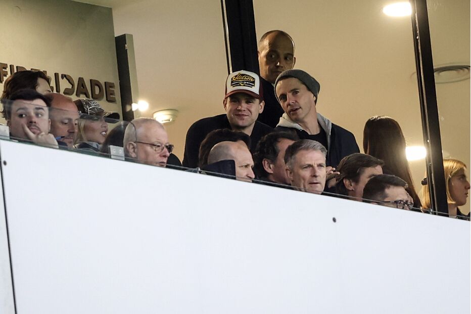 Sydney Sweeney, Leo Woodall e Matthew Goode assistem ao Sporting-Estoril em Alvalade.
