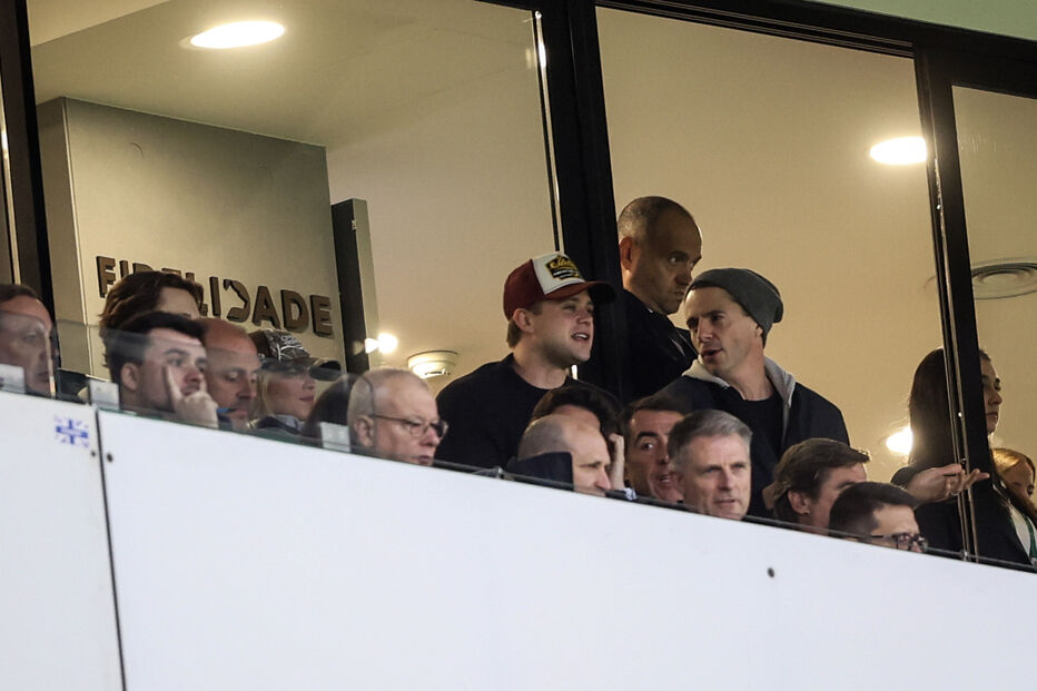 Sydney Sweeney, Leo Woodall e Matthew Goode assistem ao Sporting-Estoril em Alvalade.
