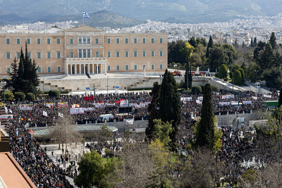 Atenas vive protestos em massa por acidente ferroviário em Tempe.
