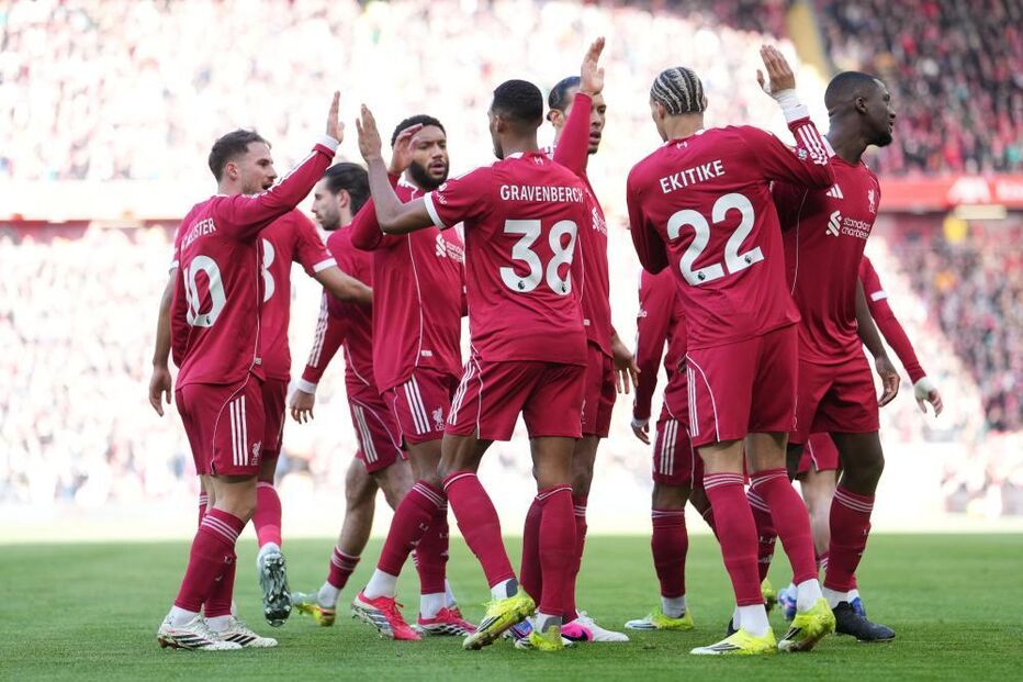 Jogadores do Liverpool celebram vitória contra West Ham em Anfield