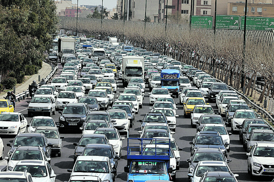 Teerão. Milhares de iranianos tentam fugir de carro após apelo do Governo para abandonarem a capital devido aos ataques