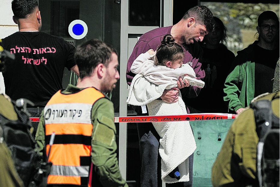 Israel. Moradores saem de um prédio, em Haifa, no Norte do país, após ter sido atingido por um projétil lançado pelo Irão.